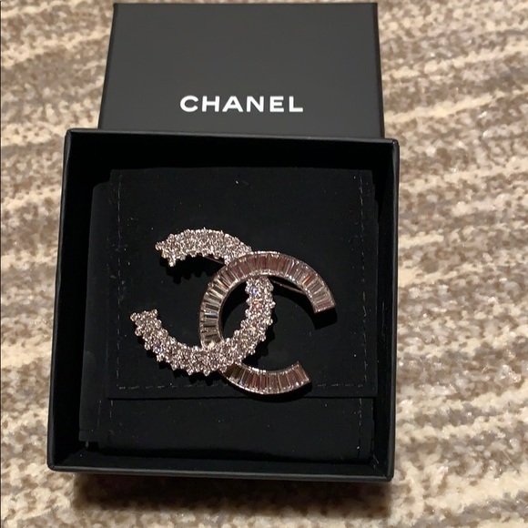 ❤️AUTHENTIC crystal CHANEL pin!!!! - Picture 2 of 6